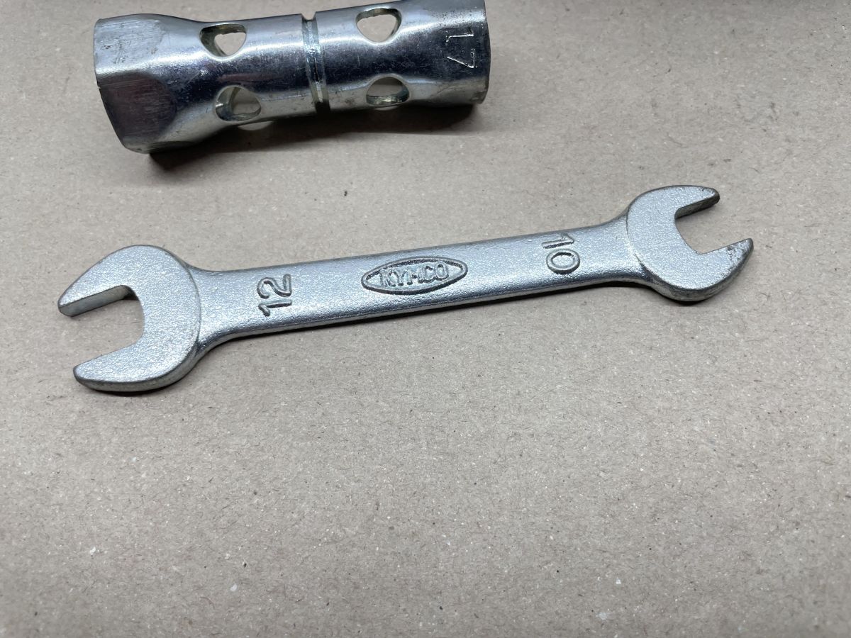 Kymco Spacer, KB, DJ etc.  ORIGINAL Bordwerkzeug Maulschlüssel Zündkerze (102-5)