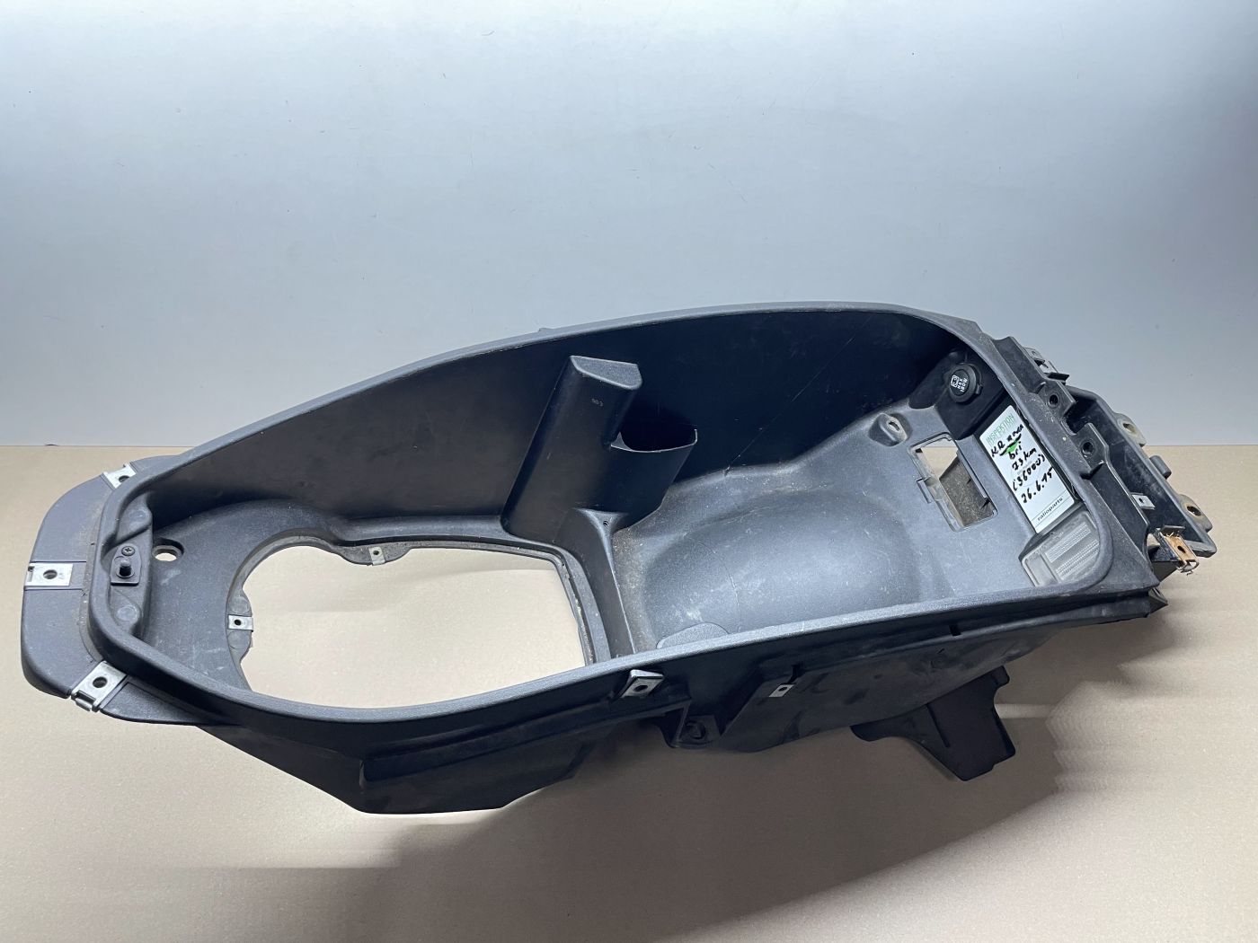 Piaggio Beverly 125 - Helmfach Staufach Verkleidung fairing (110)