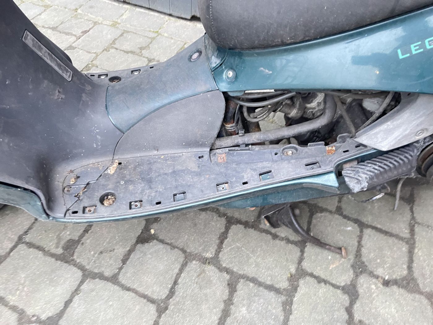 Aprilia Leonardo 125 - Abdeckung Trittbrett Verkleidung Deckel Klappe  (109-1)
