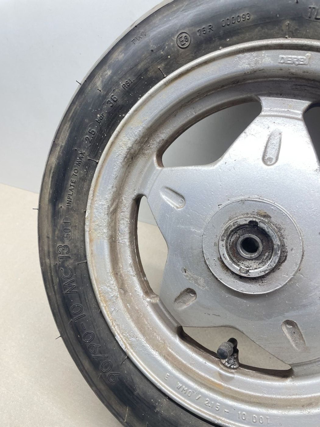 Derbi Vamos 50 - Vorderrad Reifen Felge vorne wheel (102-16)