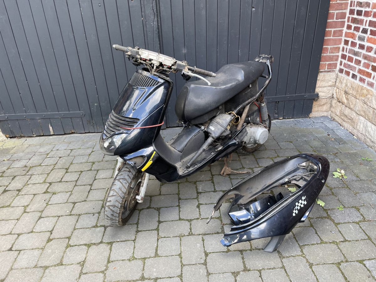 Aprilia Leonardo 125 - Heck Verkleidung Abdeckung Backe fairing (97-2)