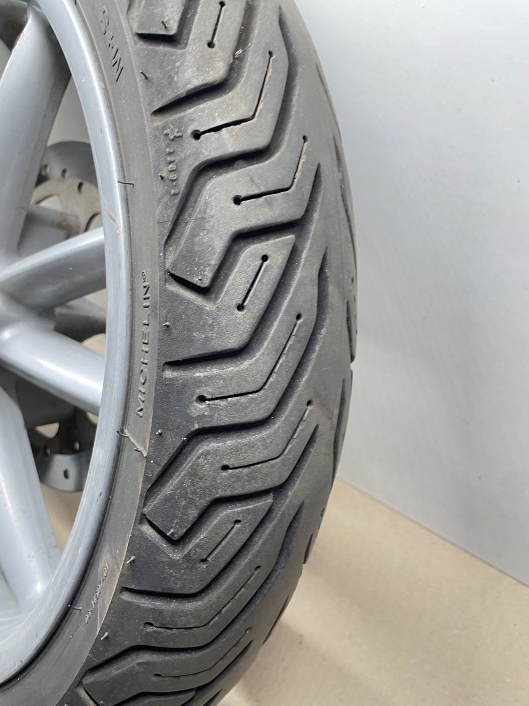 Piaggio Beverly 125 - Vorderrad Reifen Felge vorne front wheel (110)
