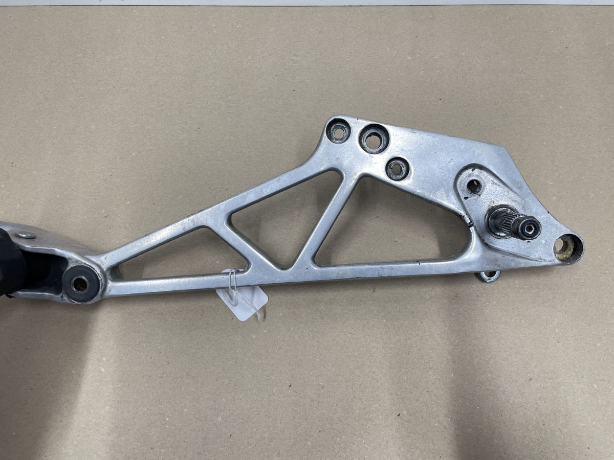 Honda VF 750 F - Fußrastenhalter rechts vorne mit Fußraste footrest (118-6)