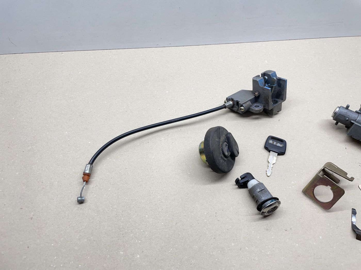 Rex RS 450 -  original Schlosssatz Zündschloss Benzintank Sitzbank (102-15)