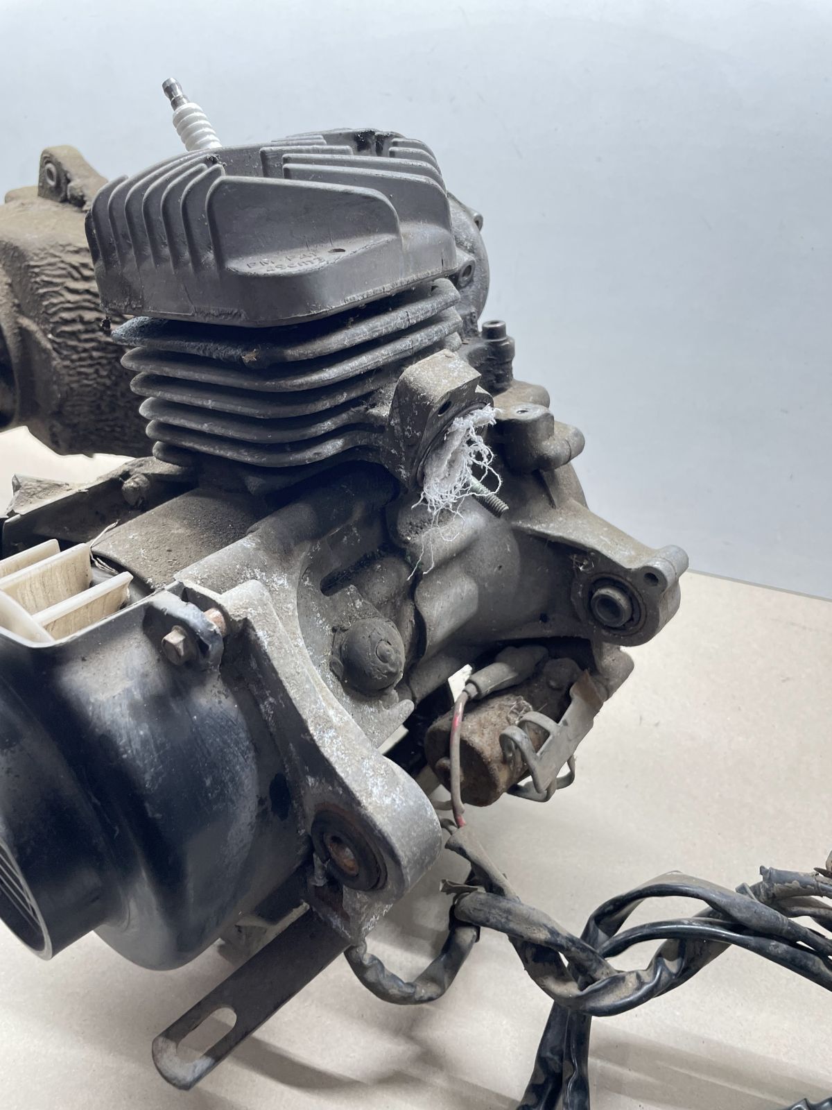 Peugeot TKR Furious 50 -  Motorblock Zylinder Getriebe Kurbelwelle Ständer (89)