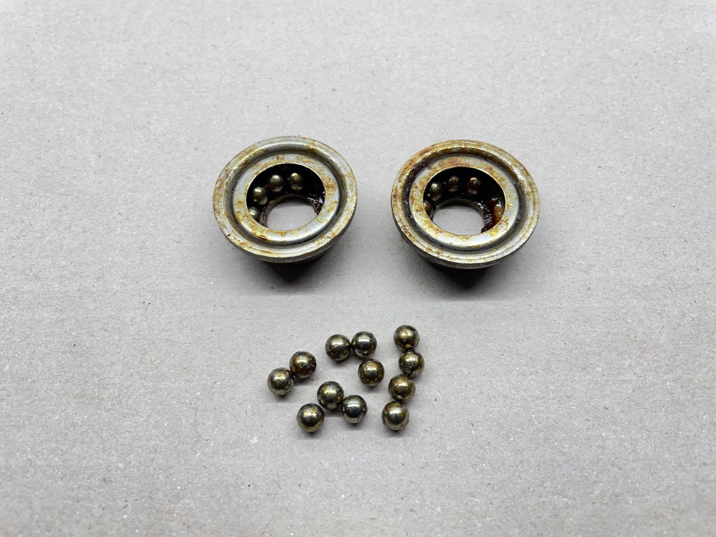 Kynast Mofa - 2x ORIGINAL Lagerschale hinten NOS Hinterrad Felge Reifen (39-48R)