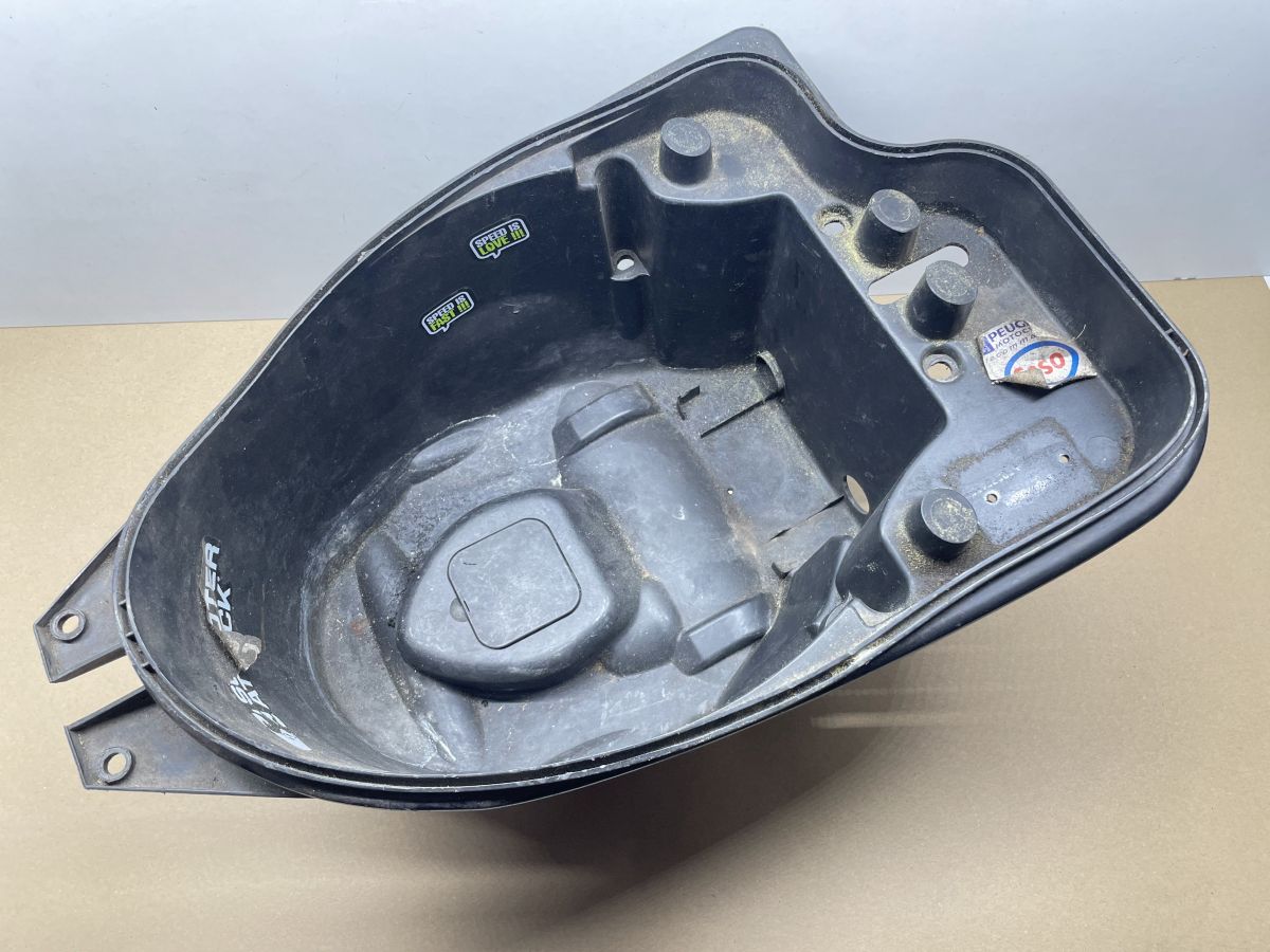 Peugeot JetForce C-Tech 50 original Helmfach Staufach Verkleidung (85)