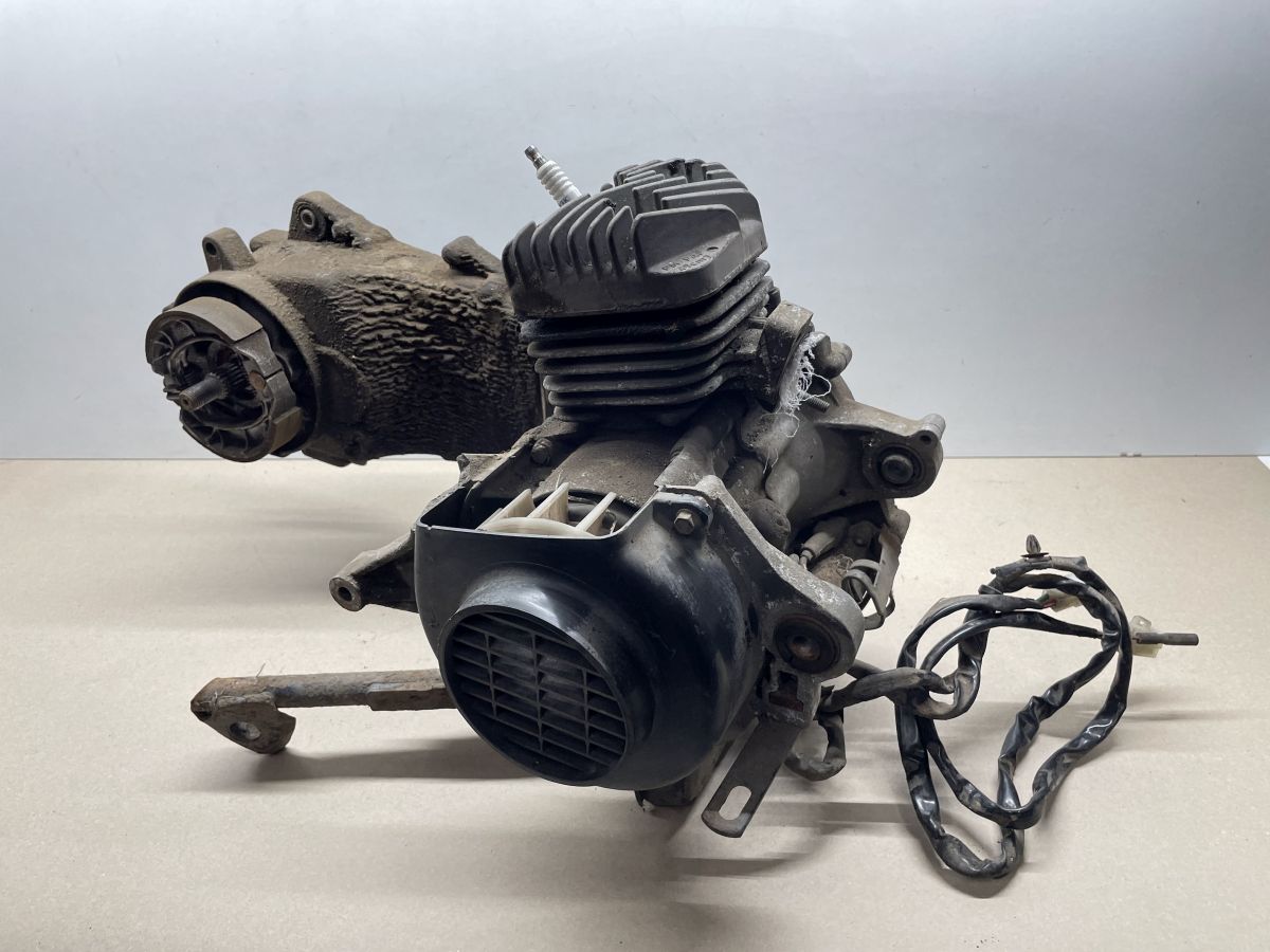 Peugeot TKR Furious 50 -  Motorblock Zylinder Getriebe Kurbelwelle Ständer (89)