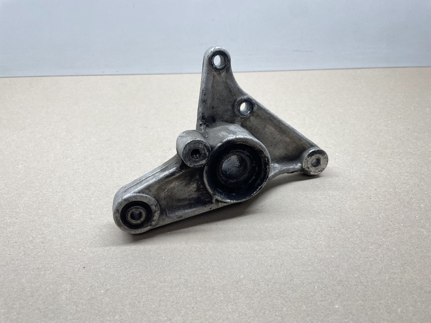 Aprilia Leonardo 125 - Halterung Achse Halter Motorhalterung (109-1)