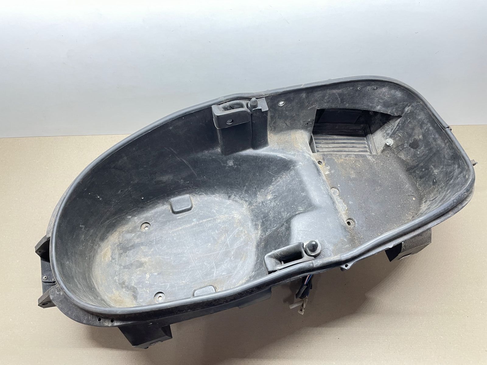 Aprilia Gulliver 50 - Helmfach Staufach Abdeckung Stauraum Verkleidung (76)