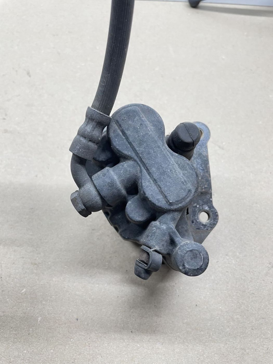 Piaggio Beverly 125 - Bremse hinten Bremszange Bremsleitung brake (110)