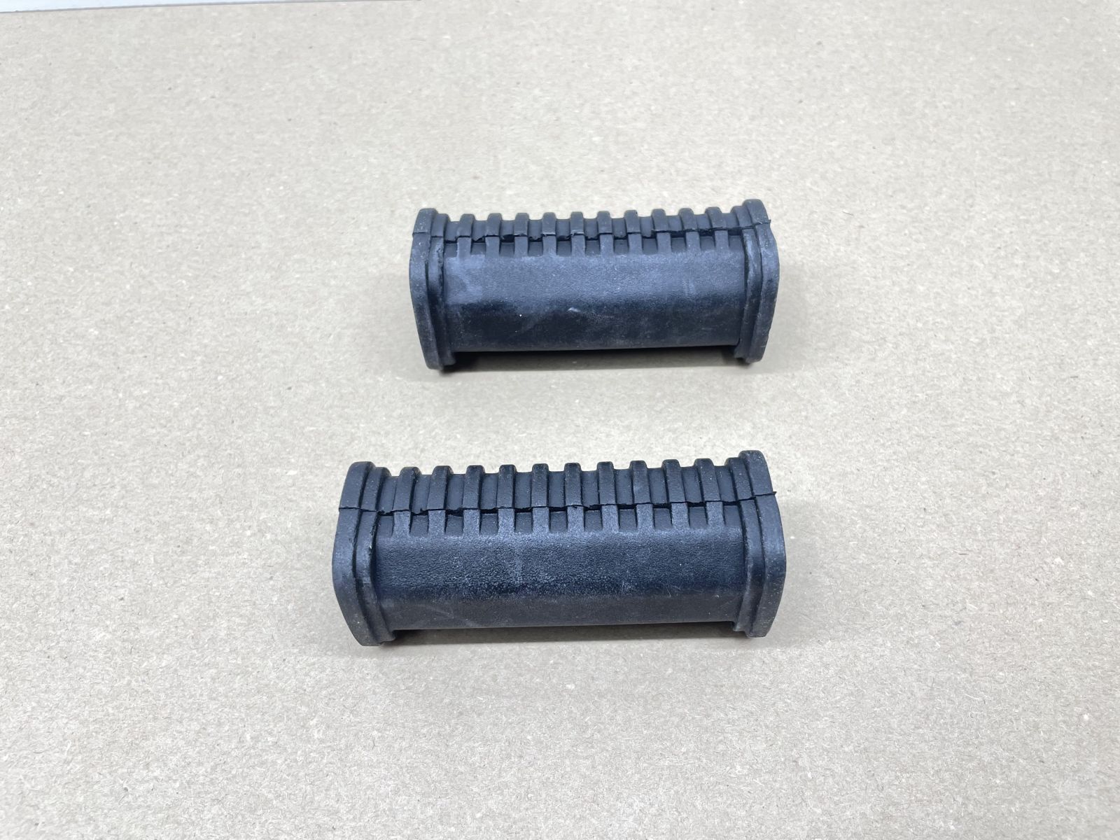 Gummi Fußrasten hinten - YAMAHA XS650 XS750 TX650 rear footrest rubbers (118-23)