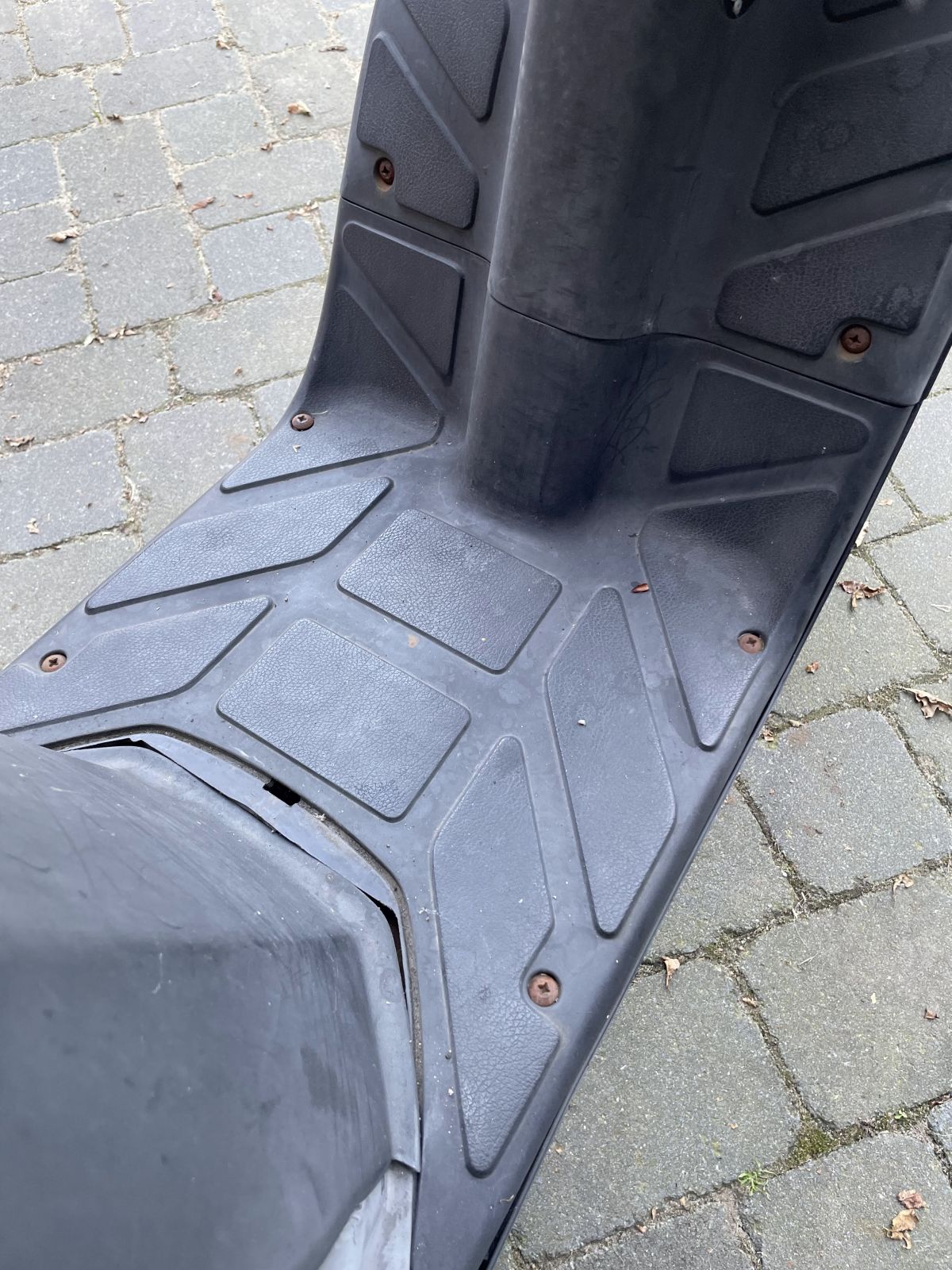 Piaggio TPH XR 50 - original Trittbrett Fußablage Abdeckung Verkleidung (84-28)