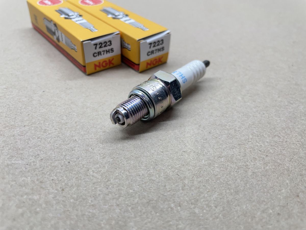 2x Zündkerzen NGK CR7HS für  Rex RS 50 125 400 450 460 500 NEU   (94-402)