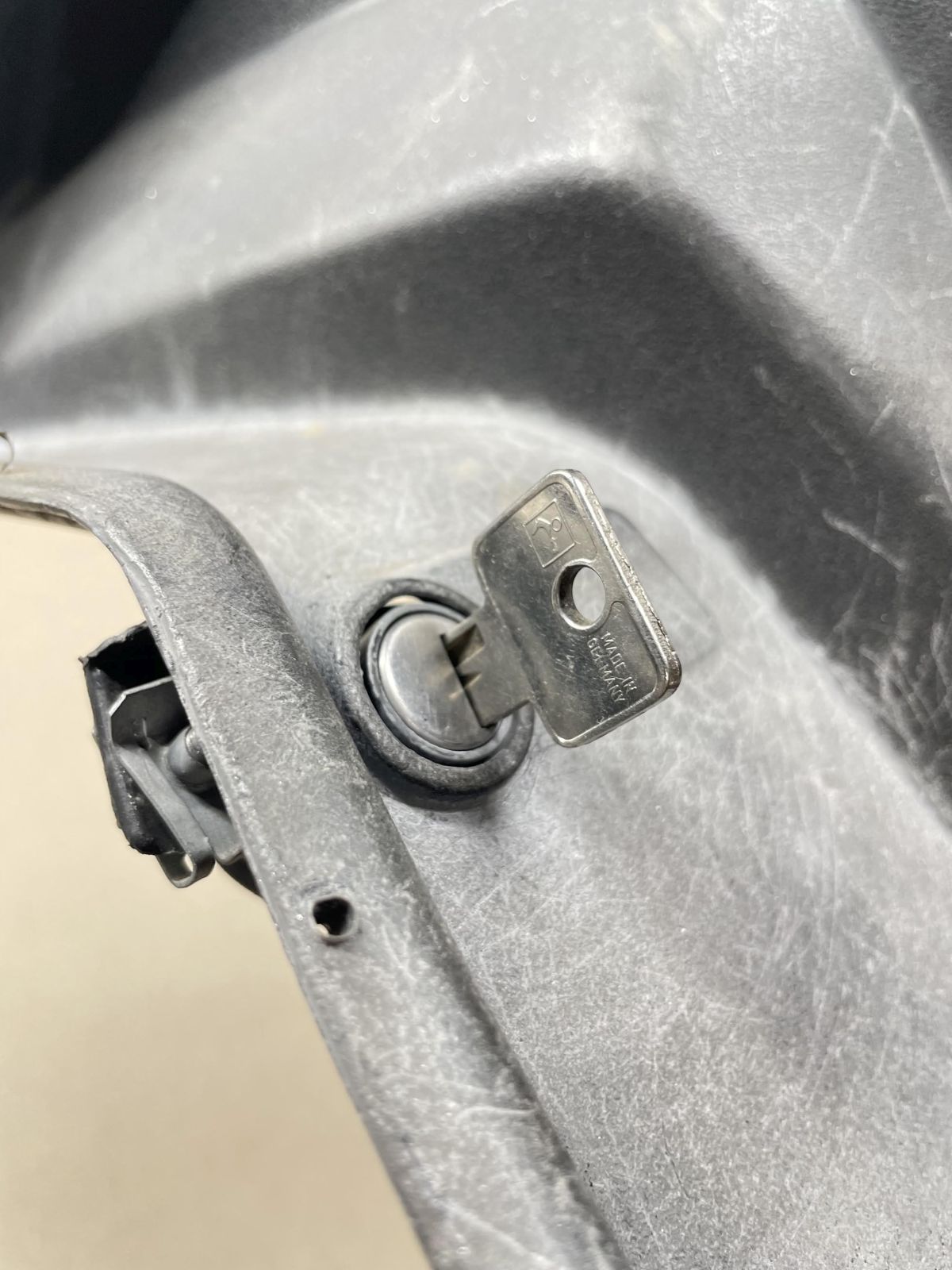 Aprilia SR50 R - Beinschild Innenraum Verkleidung Abdeckung (93)