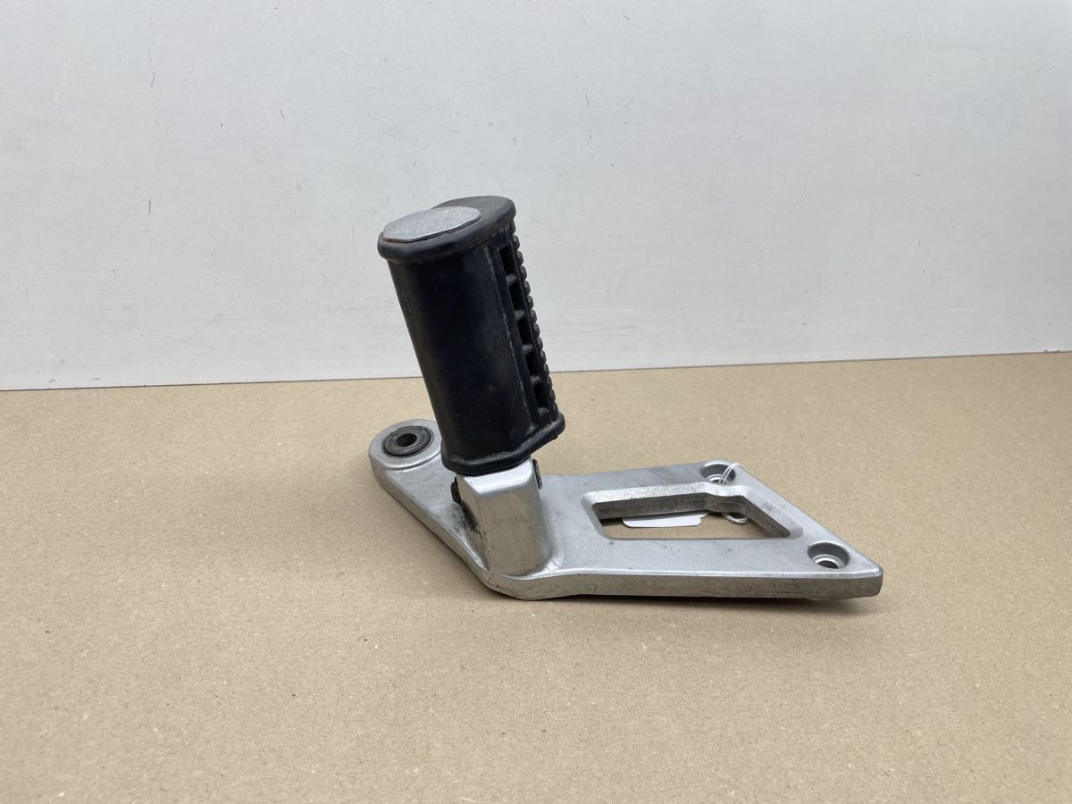Suzuki GSX 1100 F - Fußraste rechts Fußrastenhalter Soziusraste footrest  (118-18)