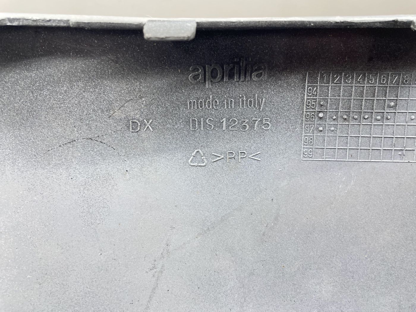 Aprilia Leonardo 125  - Unterboden rechts Verkleidung Abdeckung Spritzschutz (118-V)