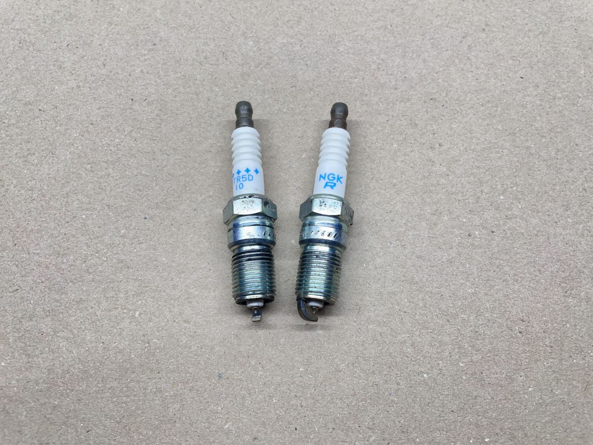 2x NGK Zündkerzen PTR5D-10 für Ford Mondeo I Escort V VI VII Fiesta IV Mazda 121   (Z2)