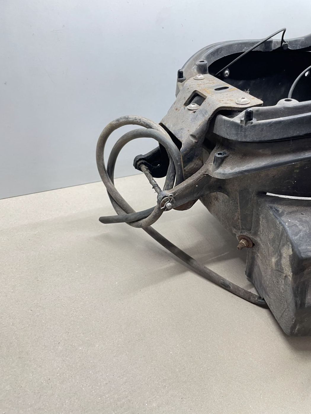 Aprilia Gulliver 50 - Helmfach Rahmen Heckklappe Staufach Verkleidung (102-10)