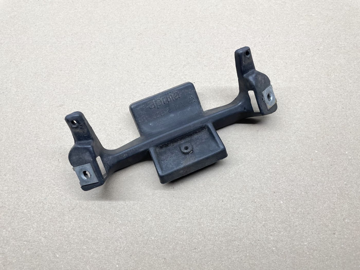Aprilia Leonardo 125 -  Heckhalter Halterung Abdeckung Verkleidung  (109-1)