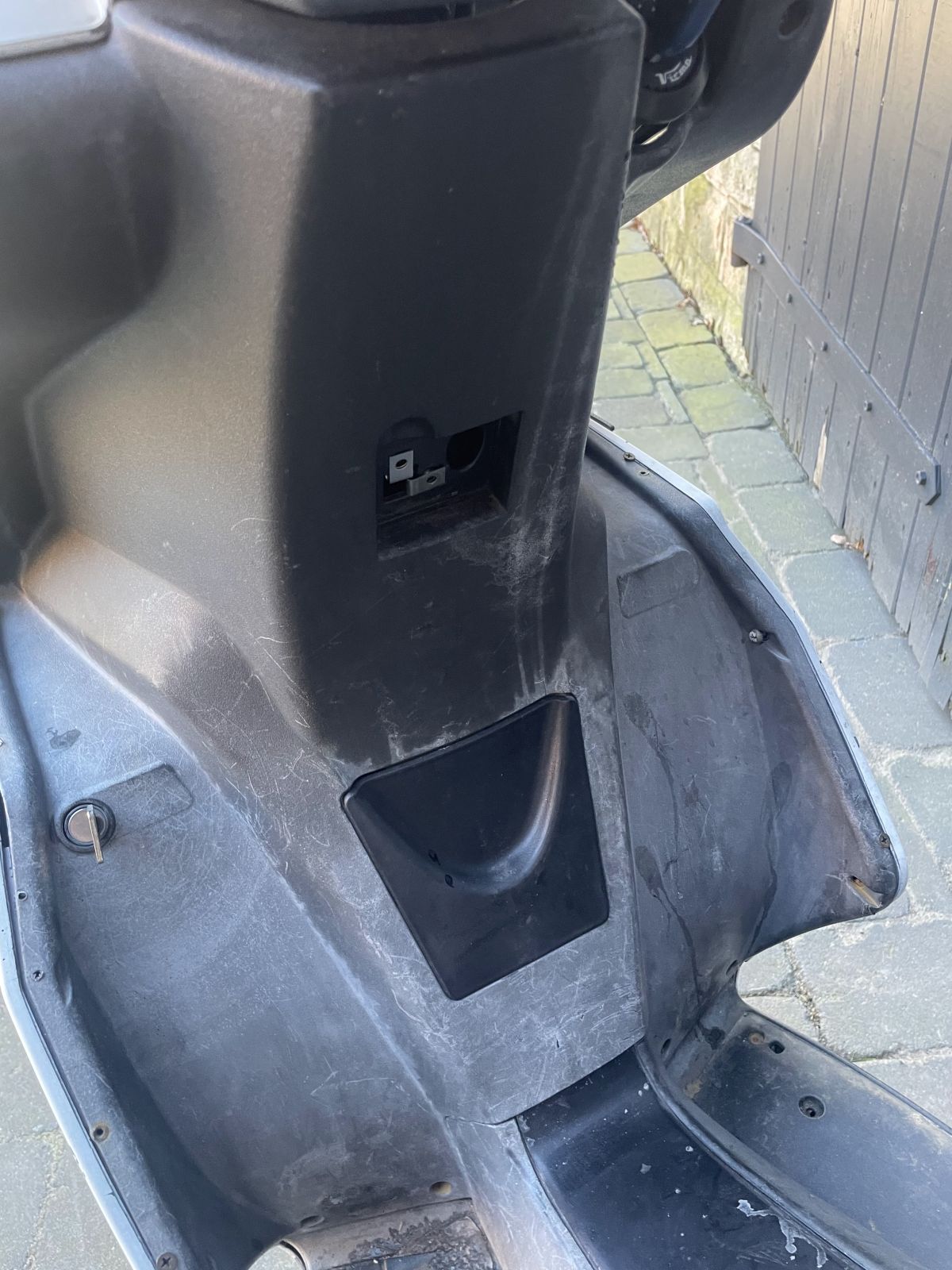 Aprilia SR50 R - Beinschild Innenraum Verkleidung Abdeckung (93)