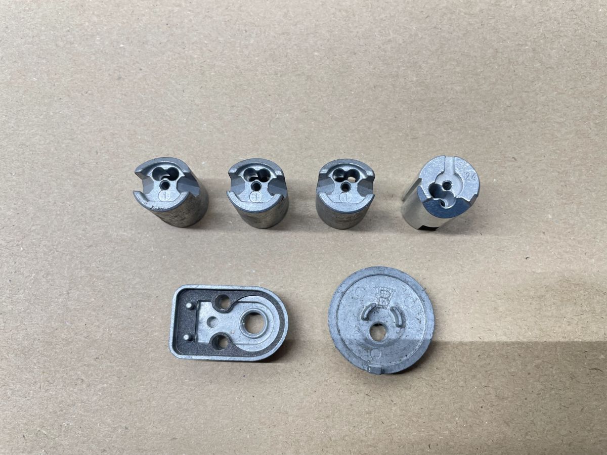 ORIGINAL BING 2x Vergaserdeckel 4x Gasschieber NOS Hercules Zündapp Kreidler (W9)