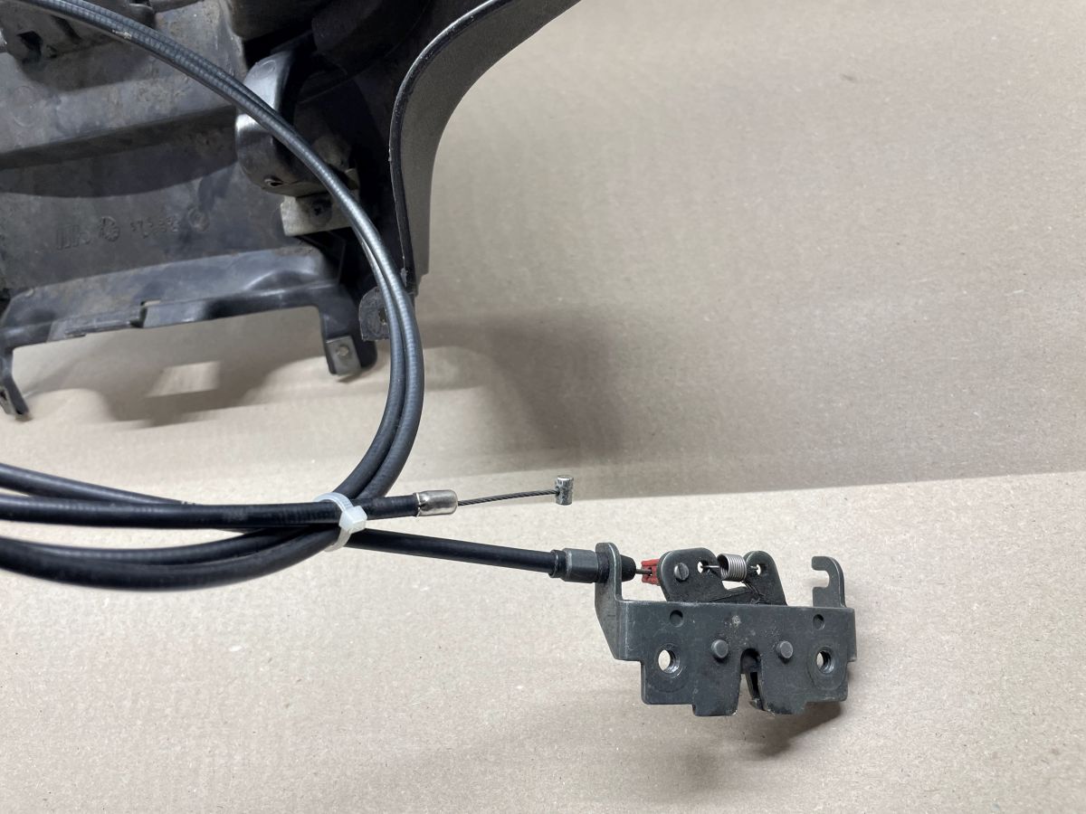 Piaggio X9 250  Beinschild + Sitzbankzug Tankklappenzug Innenraum Abdeckung (75)