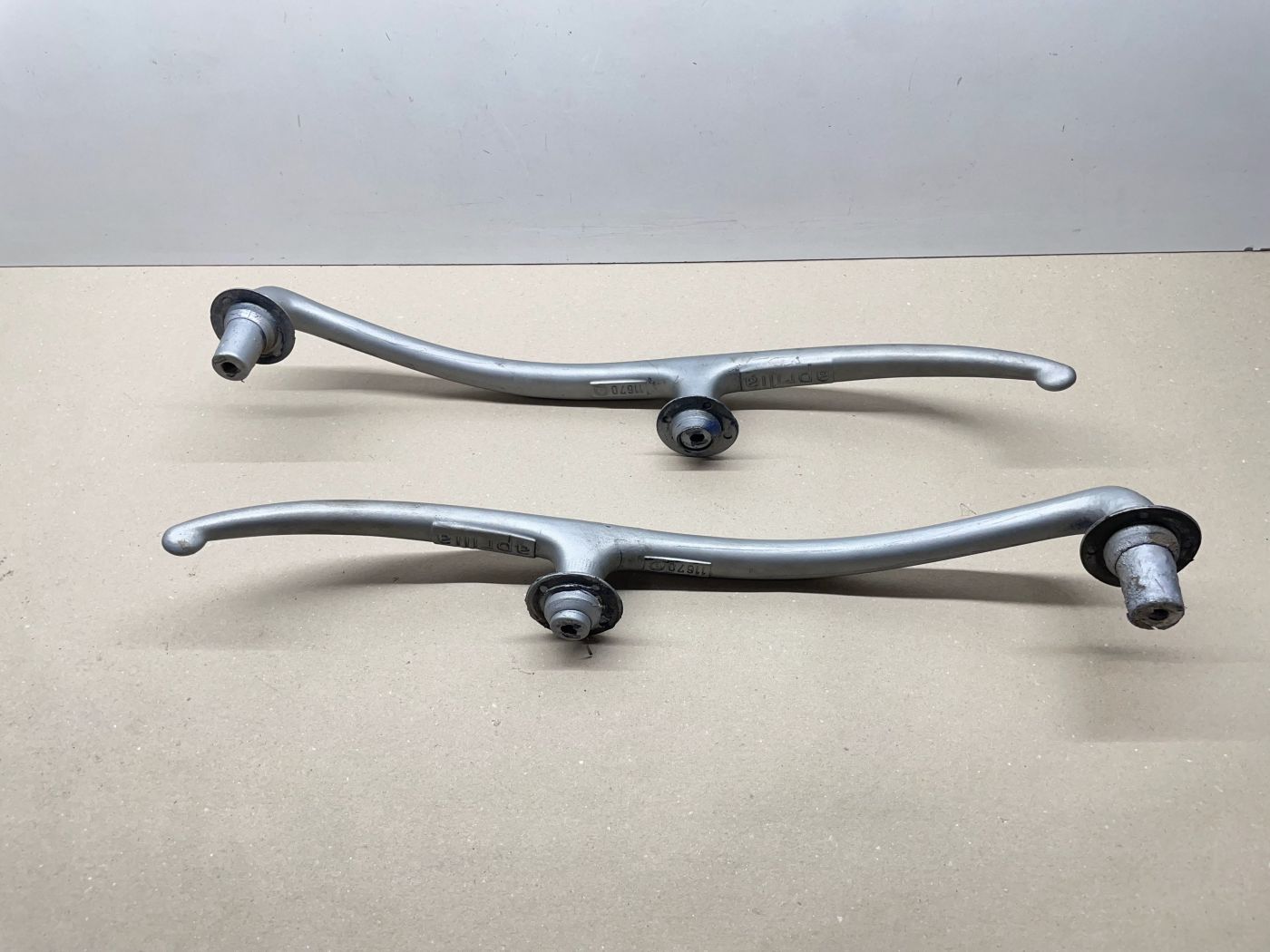 Aprilia Gulliver 50 - Haltegriff rechts links Halterung Sozius Verkleidung (102-10)