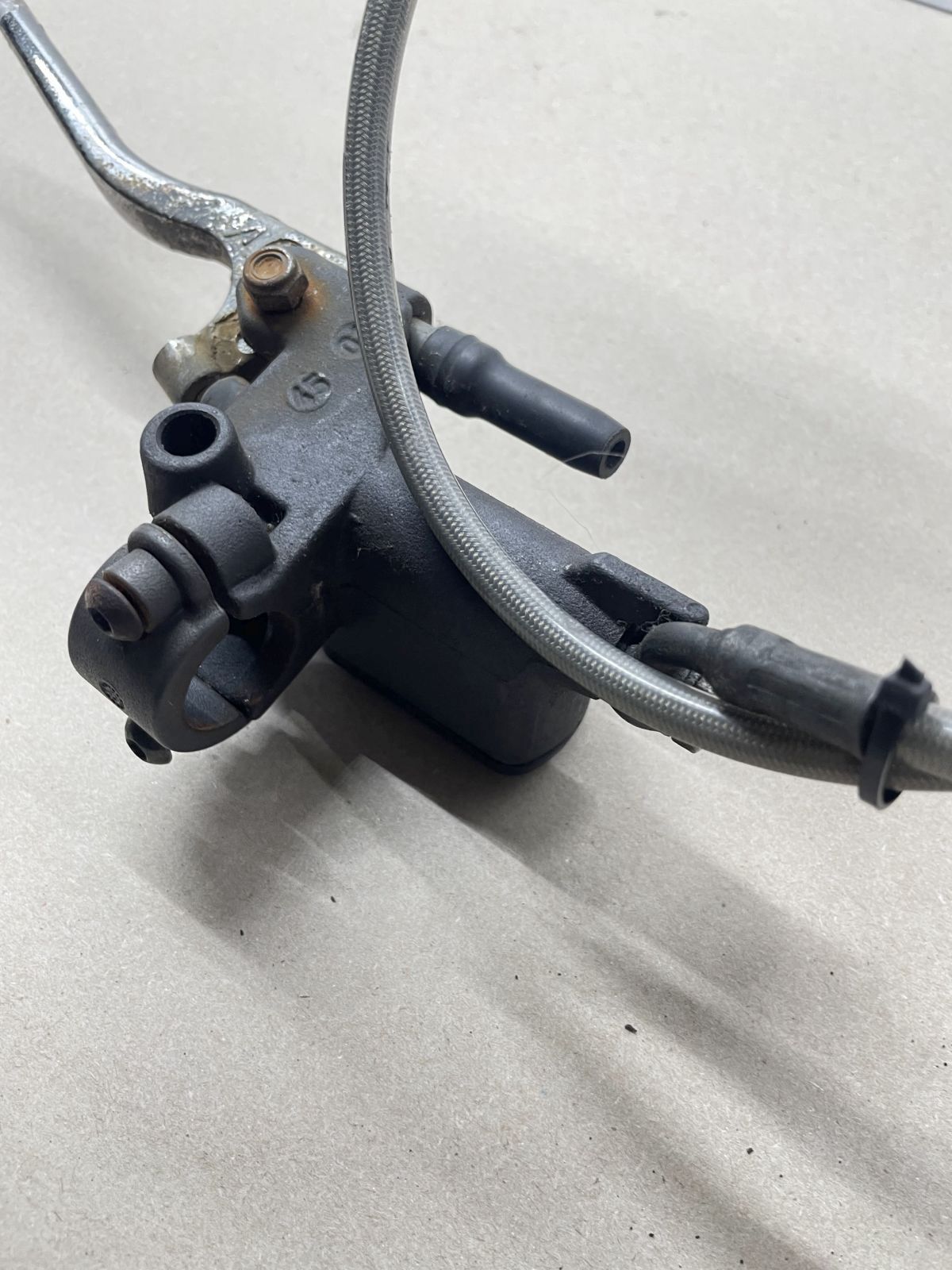 Peugeot TKR Furious 50 - AJP Bremse vorne Bremspumpe Bremszange Leitung (89)