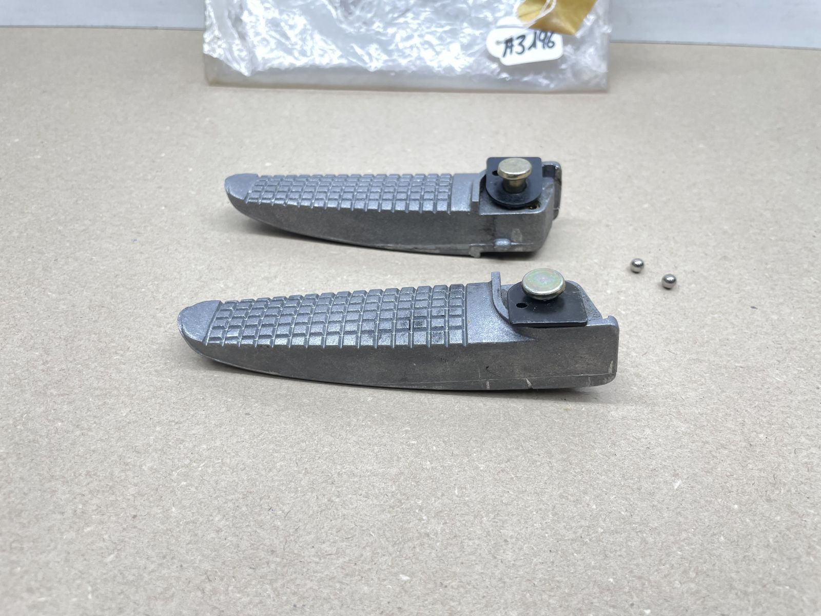 Derbi Paddock Predator Hunter 50 - ORIGINAL Fußrasten links + rechts footrest (118-25)