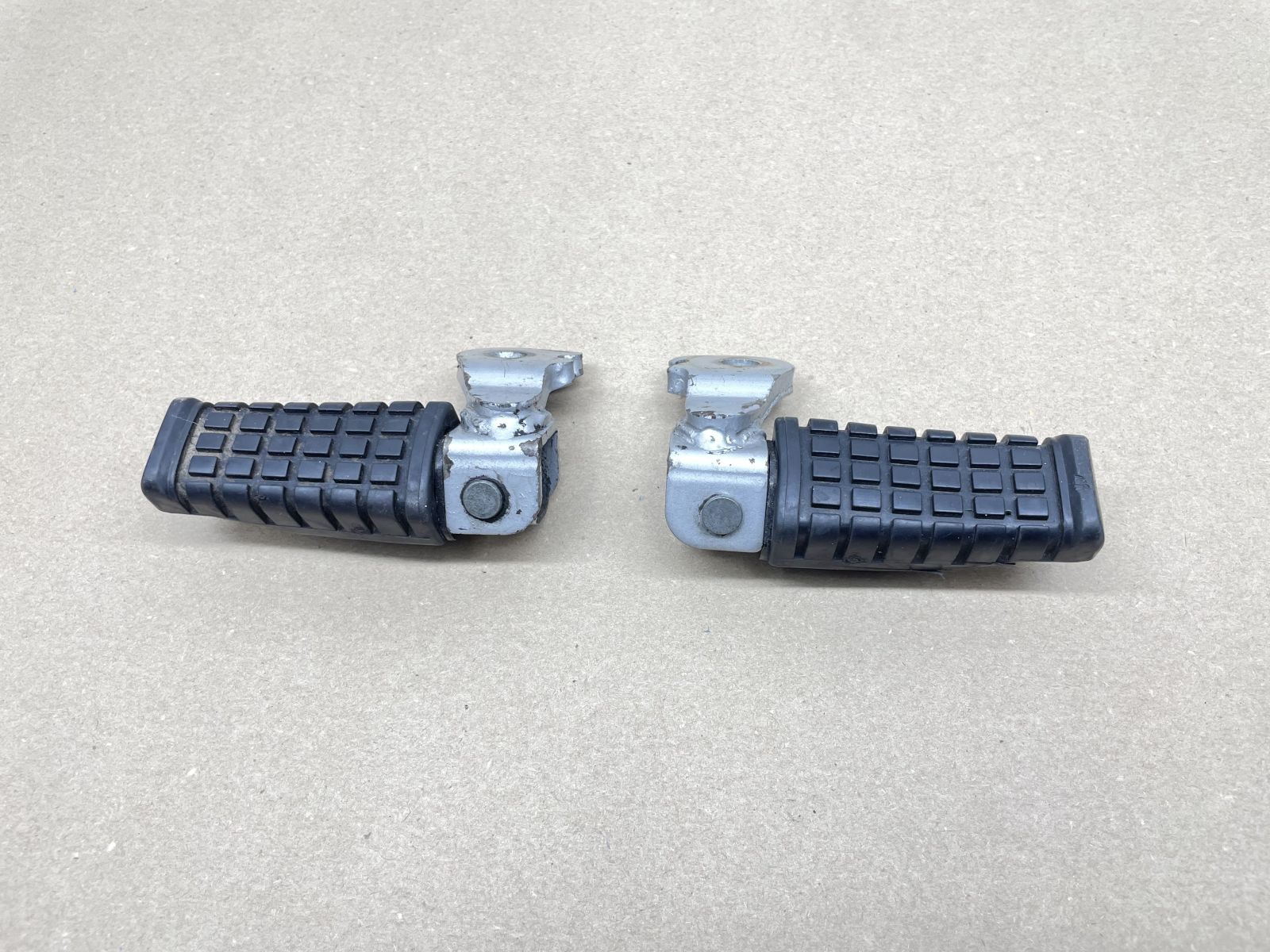 Kawasaki GPZ 500 S EX500D - Fußraste links rechts footrest left right (118-24)