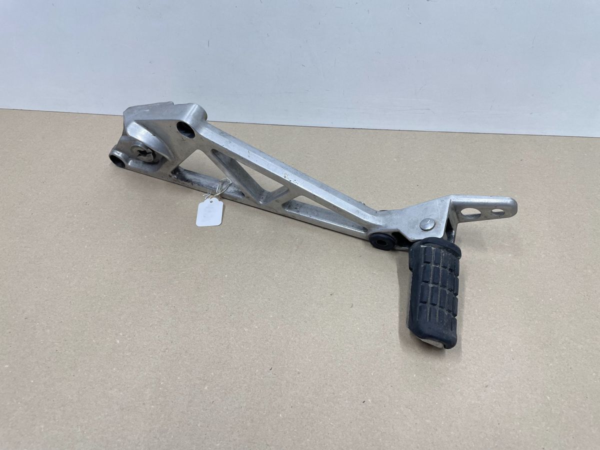 Honda VF 750 F - Fußrastenhalter links vorne mit Fußraste footrest (118-6)