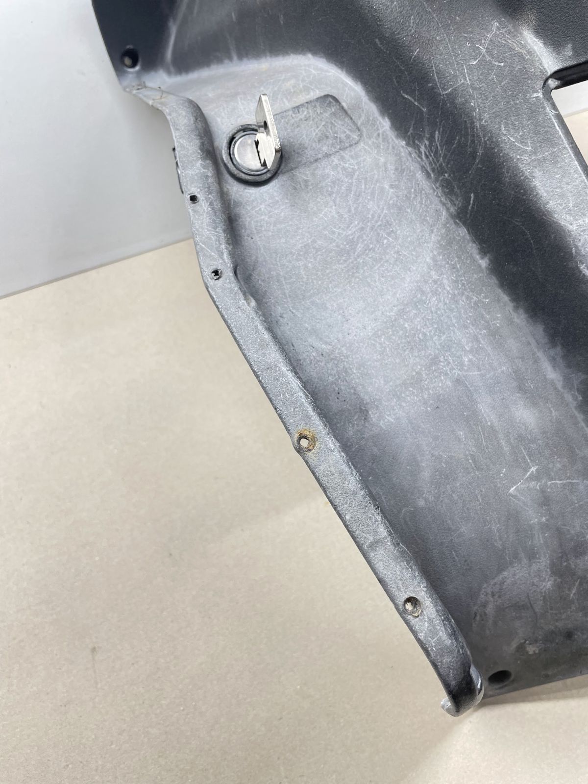 Aprilia SR50 R - Beinschild Innenraum Verkleidung Abdeckung (93)