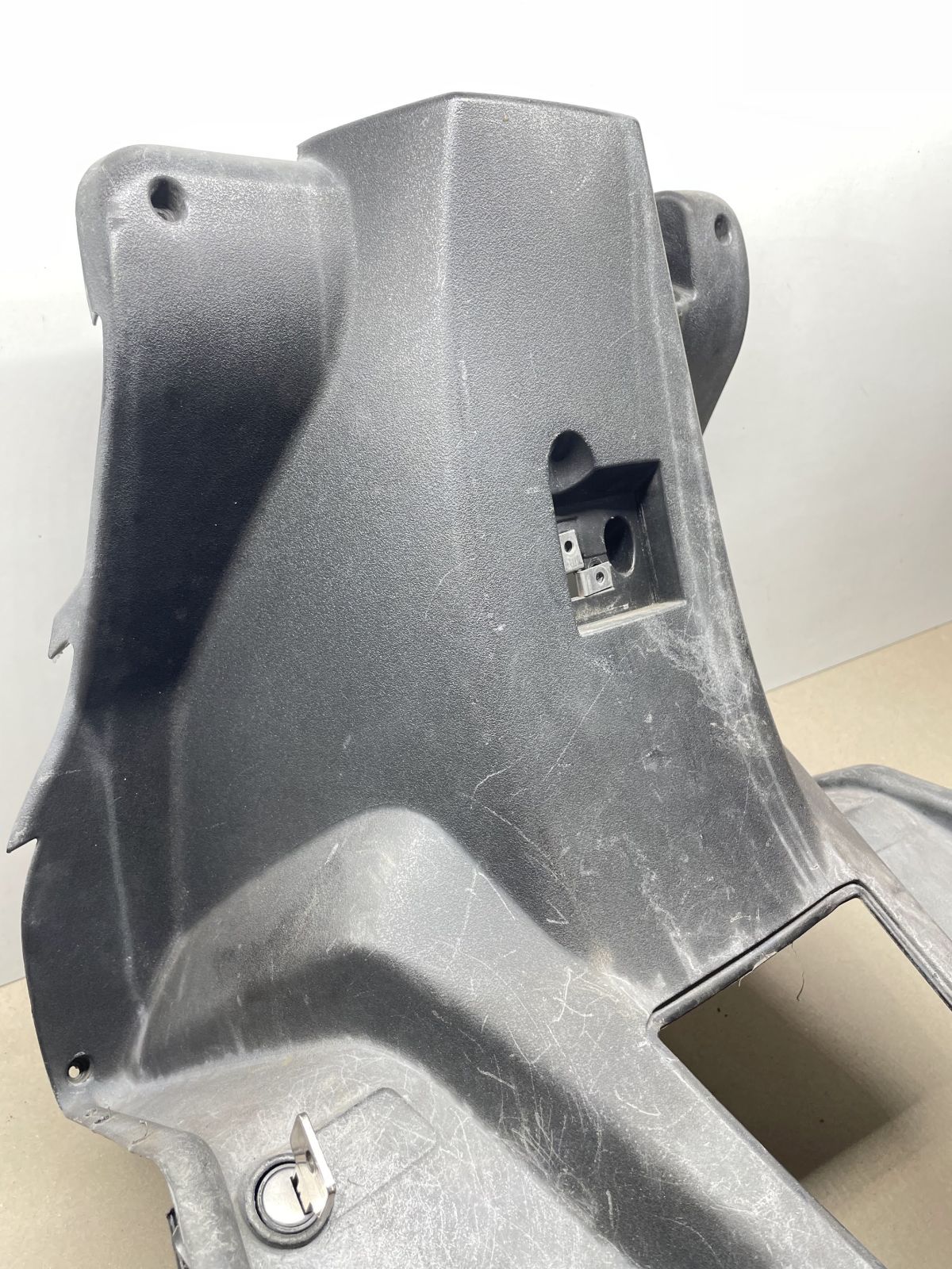 Aprilia SR50 R - Beinschild Innenraum Verkleidung Abdeckung (93)