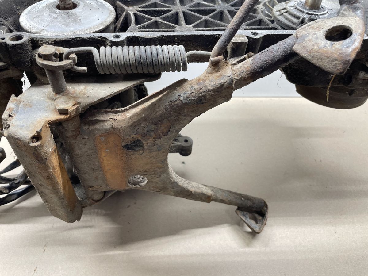 Peugeot TKR Furious 50 -  Motorblock Zylinder Getriebe Kurbelwelle Ständer (89)