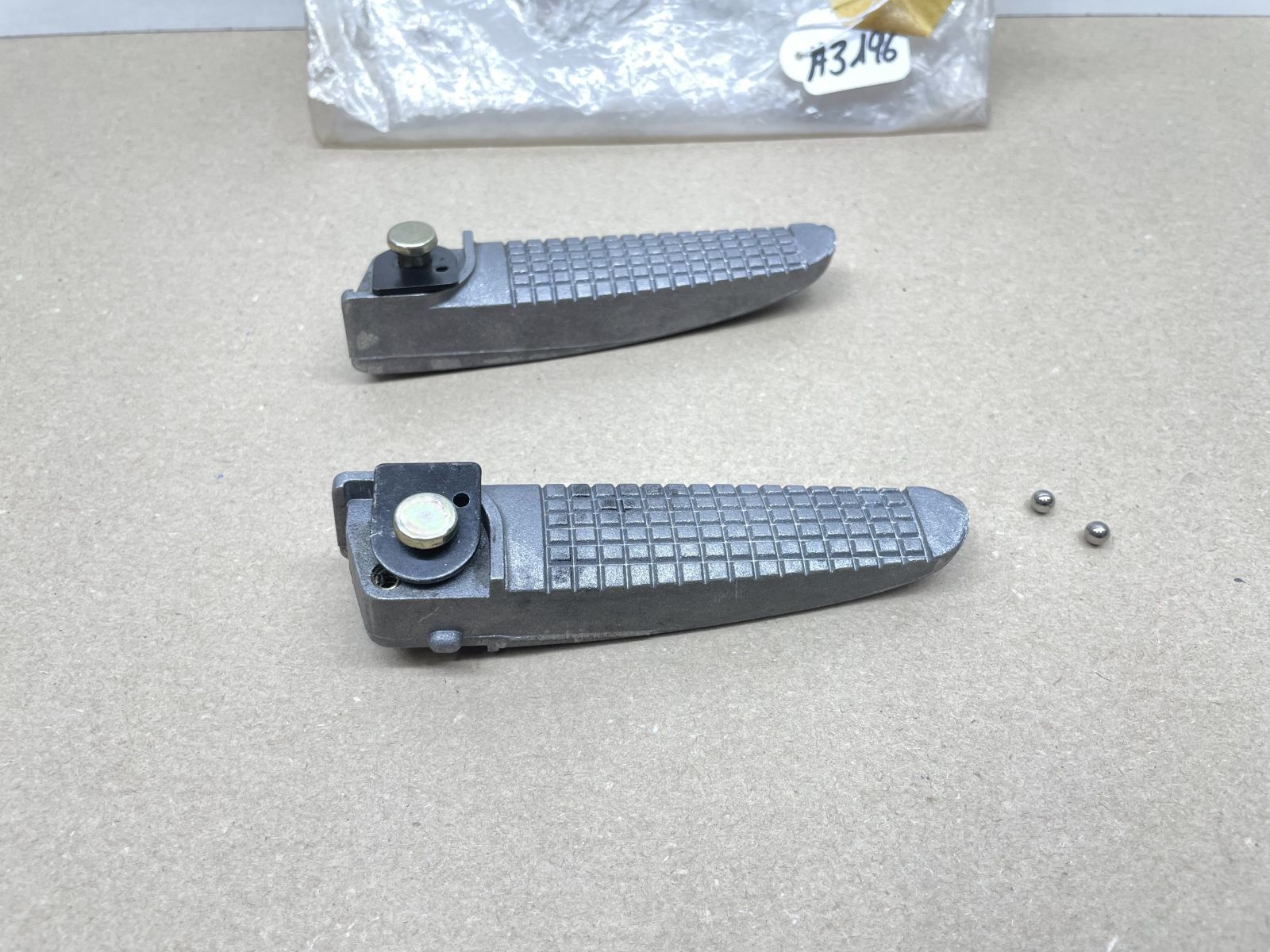 Derbi Paddock Predator Hunter 50 - ORIGINAL Fußrasten links + rechts footrest (118-25)