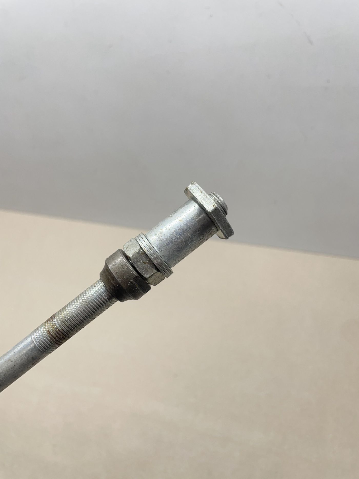 Kynast Mofa ? Hinterradachse 190mm NOS Mutter Konus Europa KML   (39-48R)