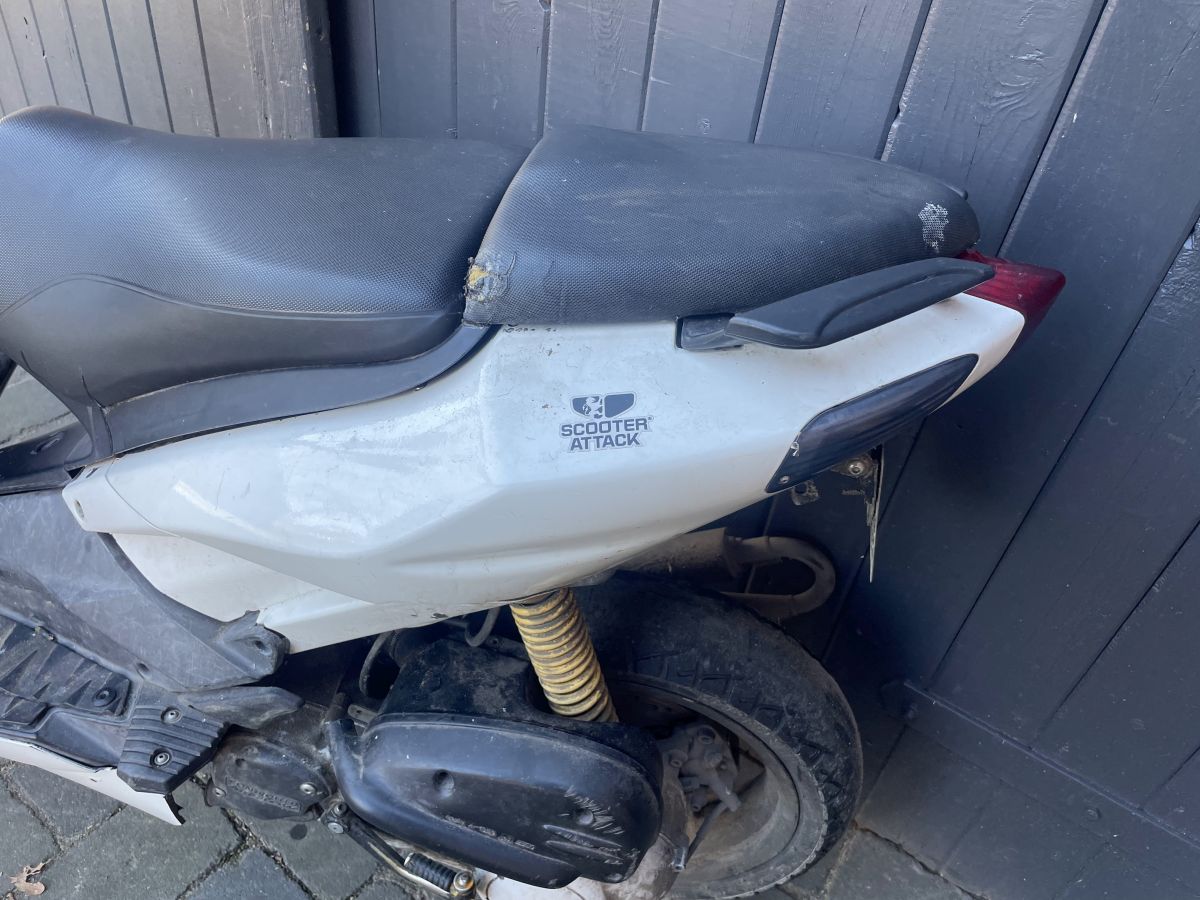 Aprilia SR50 R - Seitenteil links Verkleidung Abdeckung Backe fairing (93)