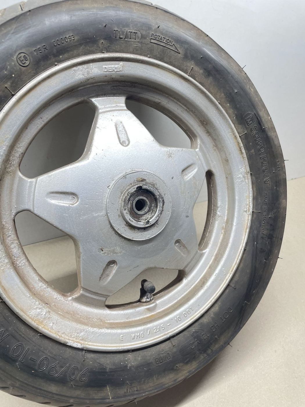 Derbi Vamos 50 - Vorderrad Reifen Felge vorne wheel (102-16)