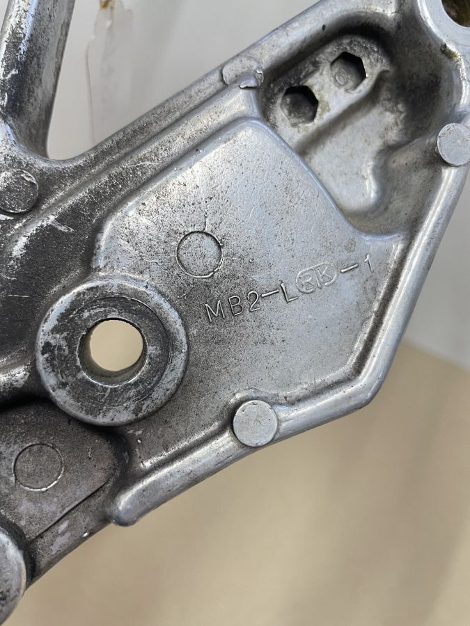 Honda VF 750 F - Fußrastenhalter links vorne mit Fußraste footrest (118-6)