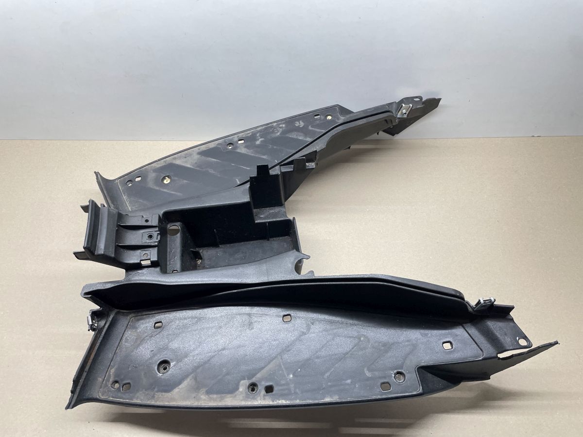 Aprilia SR50 R - Trittbrett Fußablage Abdeckung Verkleidung (67)