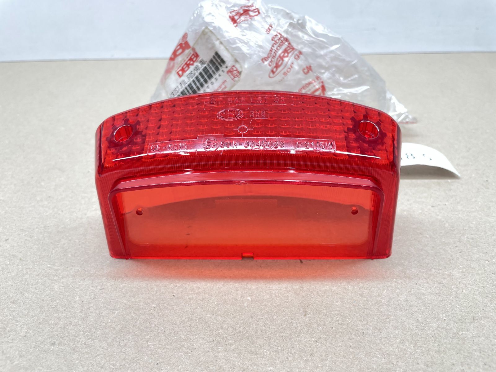 Derbi Senda / Savannah - ORIGINAL Rücklichtglas Kappe taillight lens (118-24)