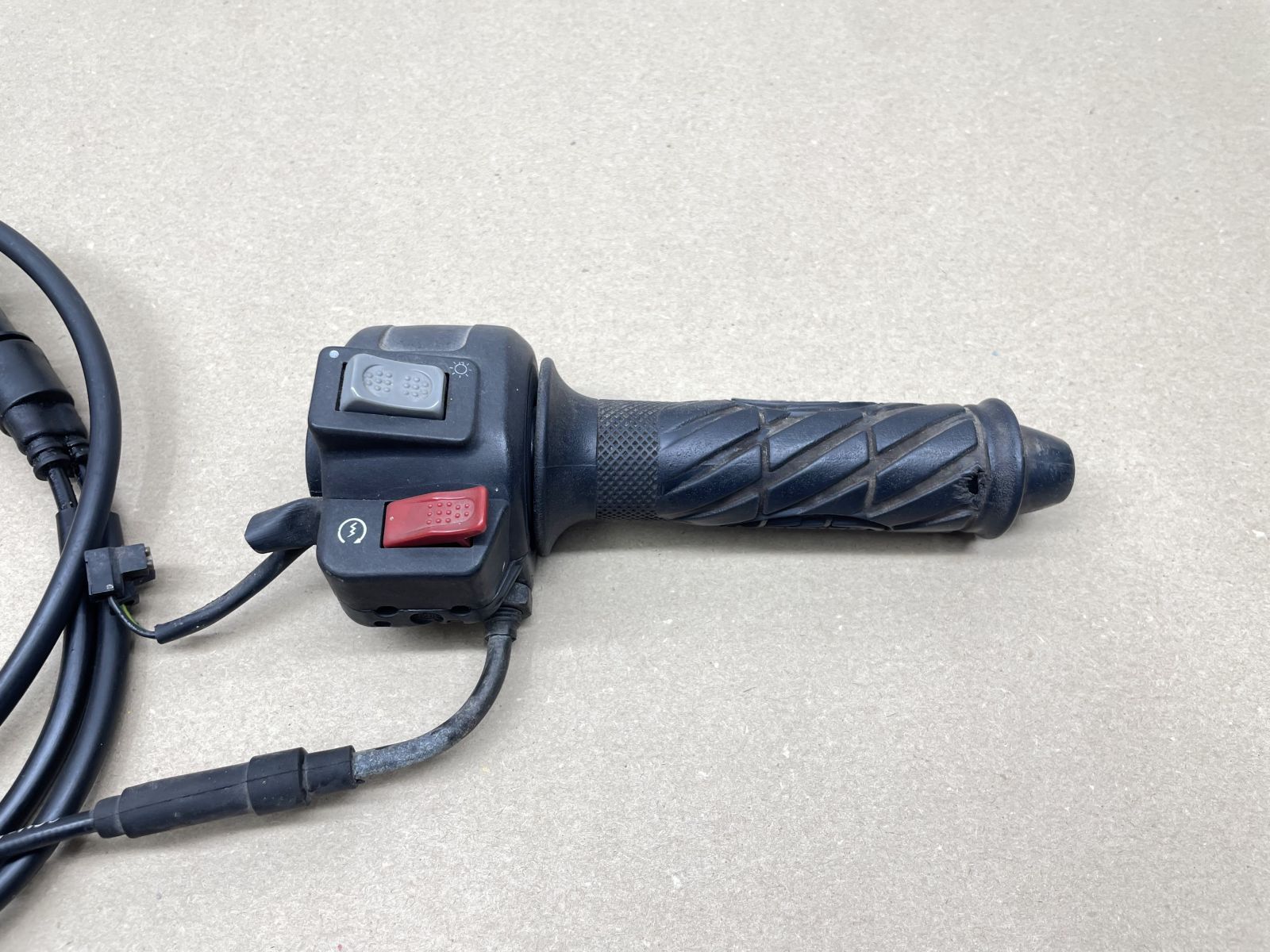 Honda X8R - Gasgriff Lenkerschalter E-Start Lichtschalter Gaszug Verteiler (119)