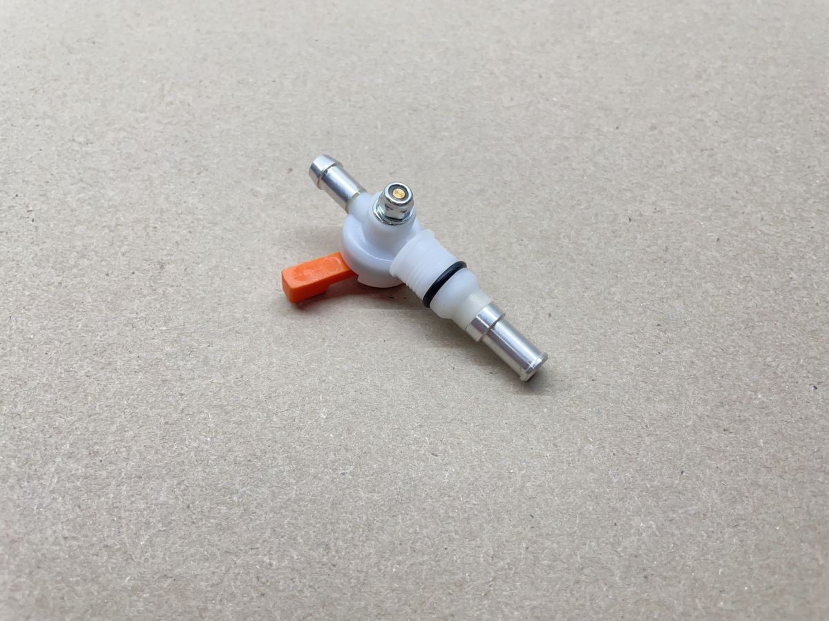 Universal Benzinhahn für 8mm Benzin Schlauch - Roller Mofa Moped NEU (94-410)
