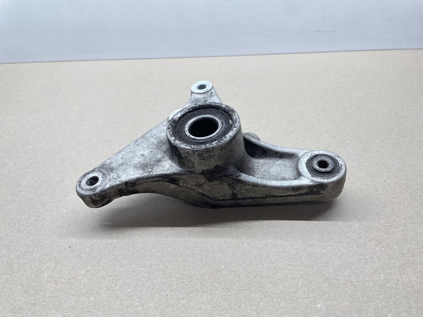 Aprilia Leonardo 125 - Halterung Achse Halter Motorhalterung (109-1)