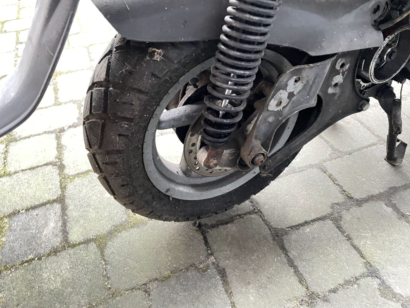 Aprilia Leonardo 125 - Halterung Achse Halter Motorhalterung (109-1)