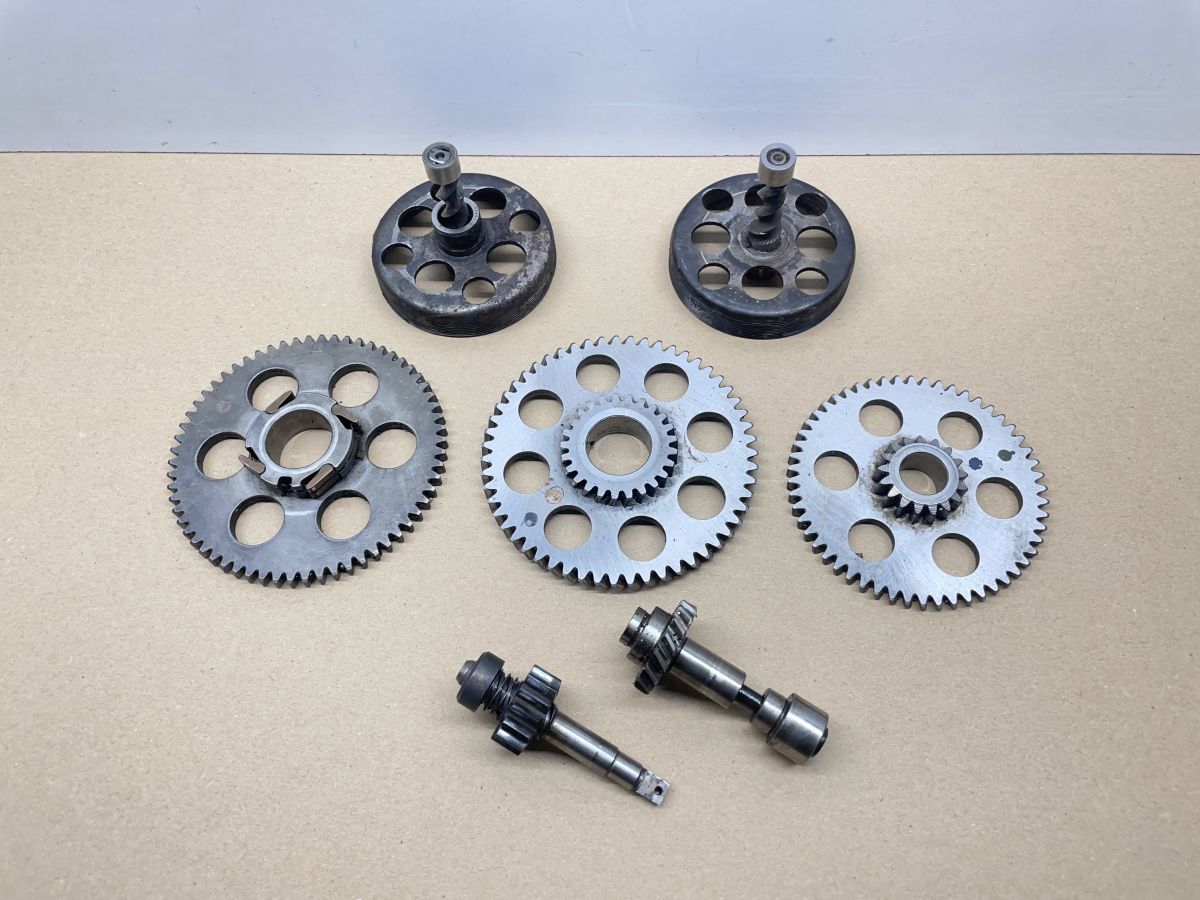 Saxonette Spartamet - Getriebezahnrad Getriebewelle Wurmwelle Motor  (83-8)