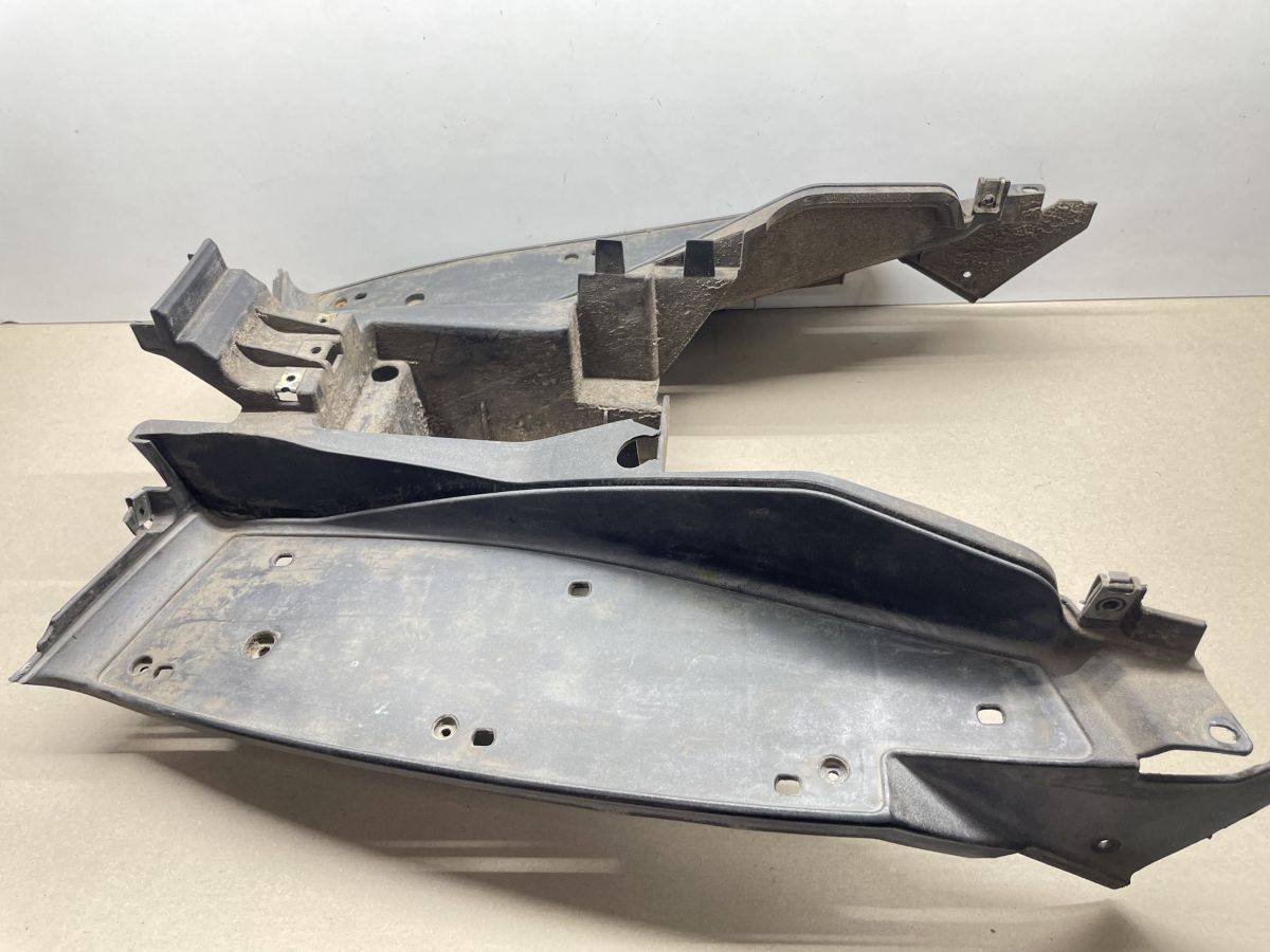 Aprilia SR50 R - Trittbrett Fußablage Abdeckung Verkleidung (93)