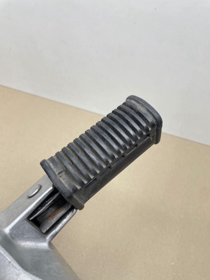 Suzuki GSX 1100 F - Fußraste rechts Fußrastenhalter Soziusraste footrest  (118-18)