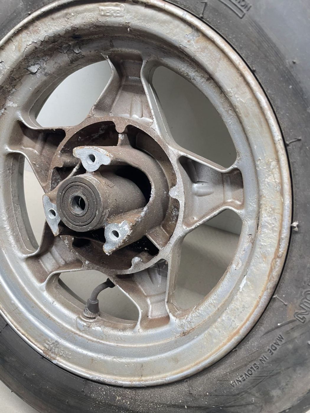 Derbi Vamos 50 - Vorderrad Reifen Felge vorne wheel (102-16)
